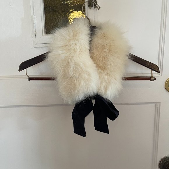 Carolina Herrera White Fur Collar with Ribbon Bow - Picture 4 of 6